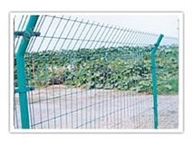 本厂供应各种型号护栏网、三角折弯护栏网